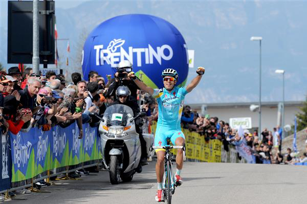 Mikel Landa wins stage 4